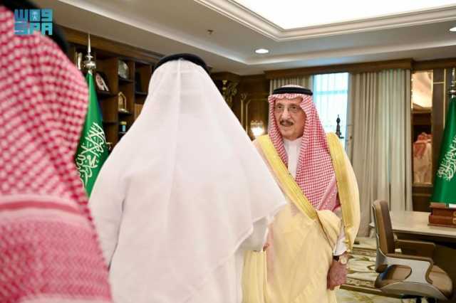 أمير منطقة جازان يستقبل منسوبي الإمارة المهنئين بعيد الفطر المبارك