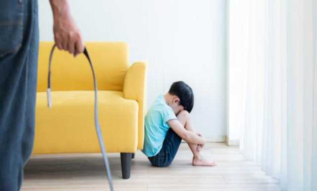 أب يعذب ابنتيه حتى الموت لفشلهما دراسيًا وفصلهما من المدرسة