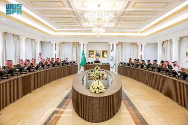 استعرض السبل الكفيلة بالحفاظ على الأرواح والممتلكات.. أمير الجوف يرأس اجتماع اللجنة العليا للسلامة المرورية بالمنطقة