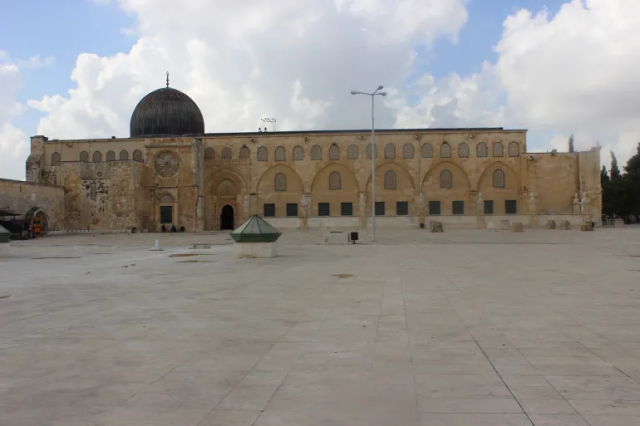“الخارجية الفلسطينية” تُحذّر من خطورة الدعوات الممنهجة عبر “السوشال ميديا” لتفجير المسجد الأقصى