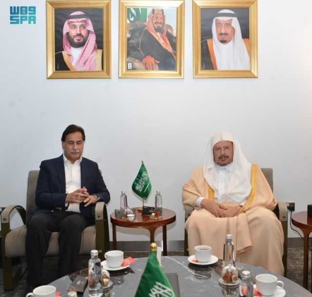 في مقدمة مستقبليه رئيس مجلس الشورى.. رئيس البرلمان الباكستاني يصل إلى الرياض