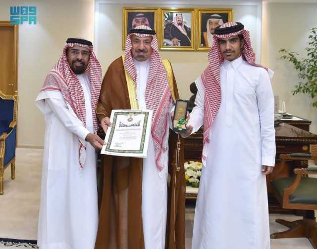 تبرع لوالده بكليته.. أمير نجران يسلّم شابًا وسام الملك عبدالعزيز من الدرجة الثالثة