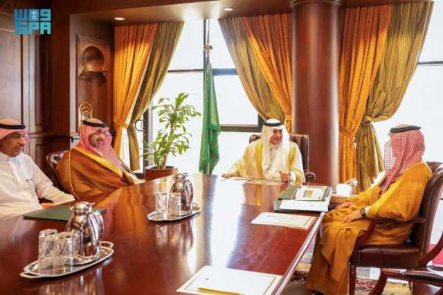 أمير تبوك يستقبل رئيس لجنة جائزة سموه للتفوق العلمي والتميز