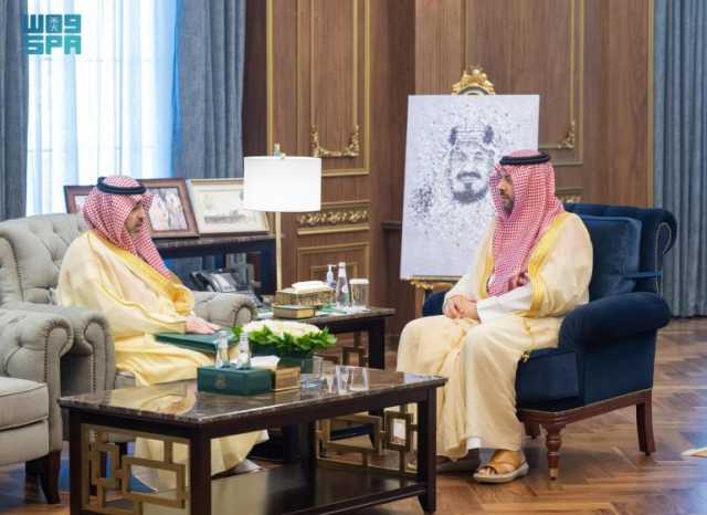 اطّلع على سير المشاريع الجاري تنفيذها.. أمير الحدود الشمالية يستقبل أمين المنطقة