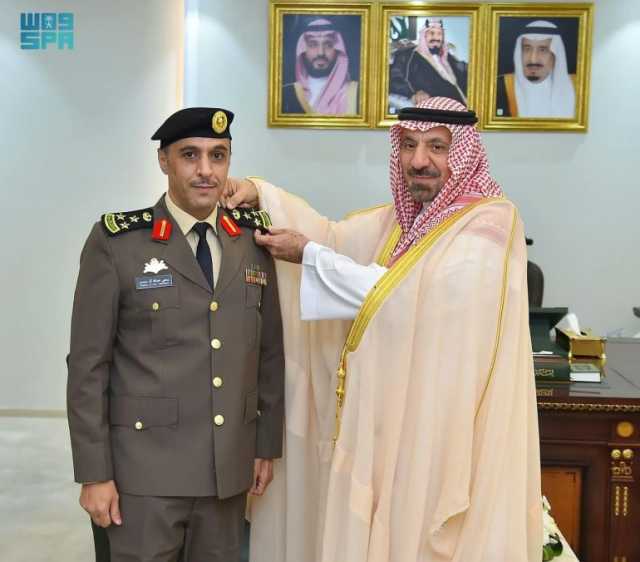 أمير نجران يقلّد مدير مكافحة المخدّرات بالمنطقة ومساعده رتبتهما الجديدة