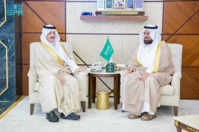 أمير المنطقة الشرقية يستقبل مدير عام فرع وزارة الشؤون الإسلامية