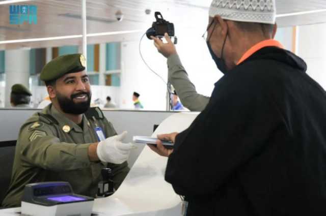 تم إنهاء إجراءاتهم بسهولة ويسر.. مطار المدينة المنورة يستقبل أولى رحلات الحجاج الجيبوتيين