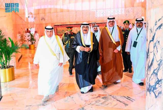 عقب مشاركته في القمة الخليجية-الأمريكية.. أمير دولة الكويت يغادر الرياض