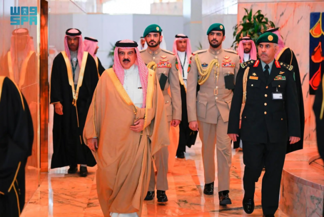 عقب مشاركته في القمة الخليجية-الأمريكية.. ملك البحرين يغادر الرياض