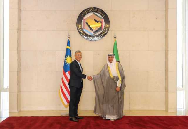 “البديوي” ووزير الاستثمار والتجارة والصناعة بماليزيا يبحثان مستجدات اتفاقية التجارة الحرة بين الجانبين