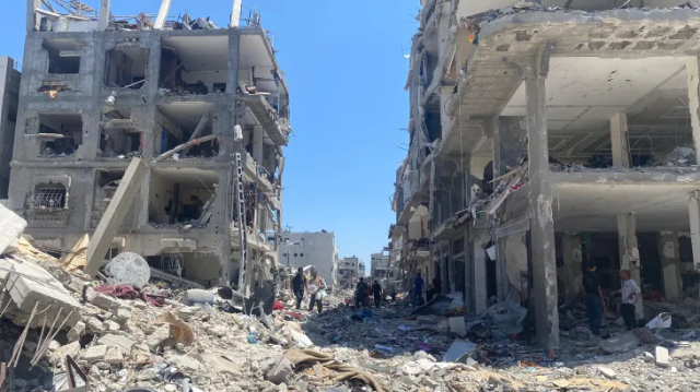 بينهم أطفال ونساء.. استشهاد وإصابة 59 فلسطينيًا في قصف الاحتلال الإسرائيلي منازل وخيامًا بقطاع غزة