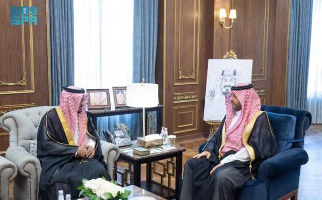 حث على تقديم أفضل الخدمات لضيوف الرحمن.. أمير الحدود الشمالية يستقبل مدير جمرك “جديدة عرعر”