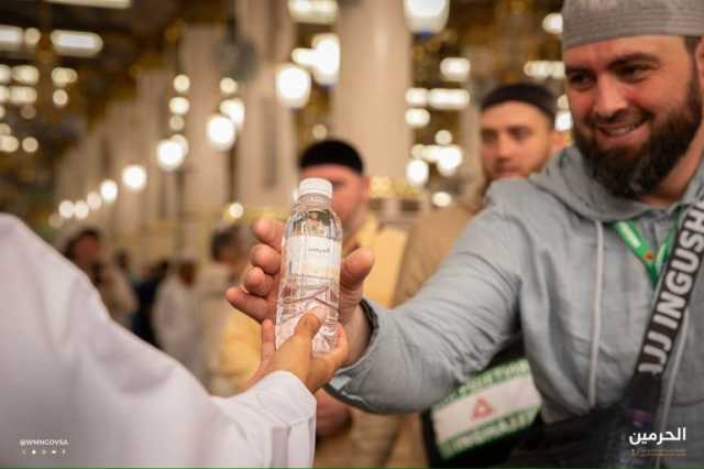 توزيع 218336 عبوة واستهلاك 3360 طنًا من مياه زمزم بالمسجد النبوي خلال 15 يومًا