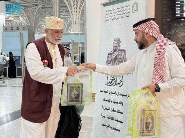 “الشؤون الإسلامية” توزع هدية خادم الحرمين الشريفين على الحجاج المغادرين عبر مطار المدينة المنورة