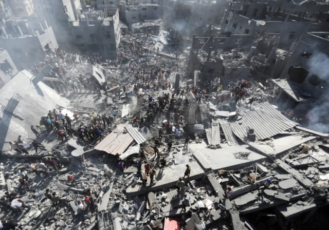 استشهاد ثمانية فلسطينيين في قصف الاحتلال الإسرائيلي موقعًا لتوزيع المساعدات وسط قطاع غزة