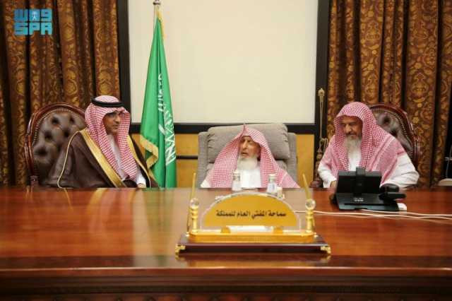استعرض إنجازات الطلبة محليًا ودوليًا.. مفتي عام المملكة يستقبل مدير تعليم الطائف