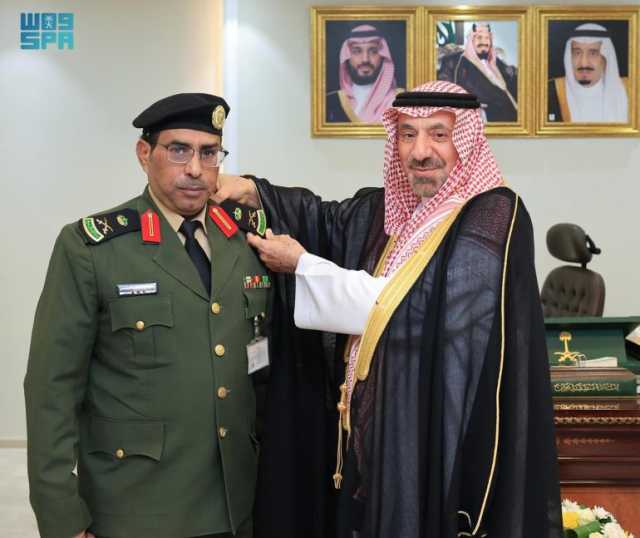 أمير نجران يقلّد مدير إدارة السجون بالمنطقة رتبته الجديدة