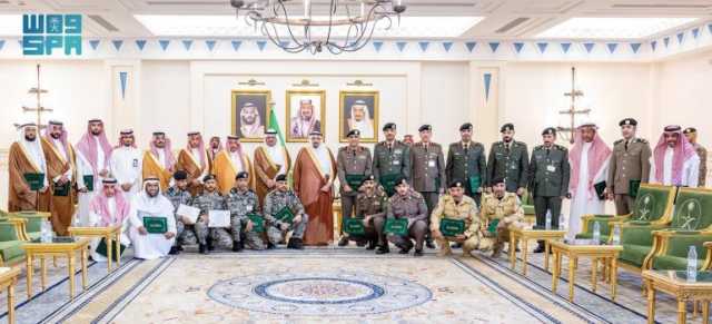 بحضور سمو نائبه.. أمير القصيم يكرّم المتميزين في لجان العفو بالمنطقة