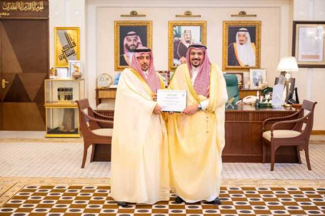 أشاد بجهودها بمعالجة آلاف القضايا.. أمير القصيم يستقبل رئيس اللجنة العليا للعفو بالمنطقة