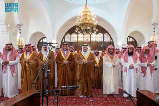 نائب أمير الرياض يؤدي صلاة الميت على عبدالرحمن بن صالح الشثري