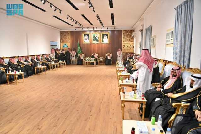 أمير جازان ونائبه يلتقيان مشايخ وأهالي محافظة العيدابي ويطّلعان على مشروعاتها التنموية