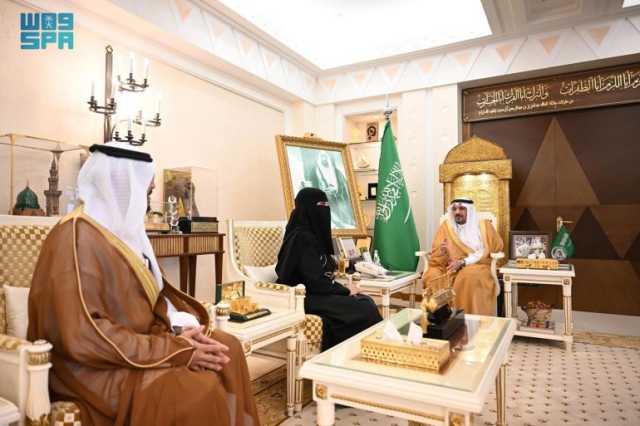 مؤكدًا أهمية العمل التوعوي والوقائي لتعزيز سلامة المجتمع.. أمير القصيم يستقبل المدير التنفيذي للقطاع الأوسط بهيئة الصحة العامة