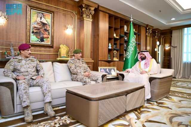 أمير جازان يستقبل قائدَي قوة المنطقة السابق والمعيّن حديثًا