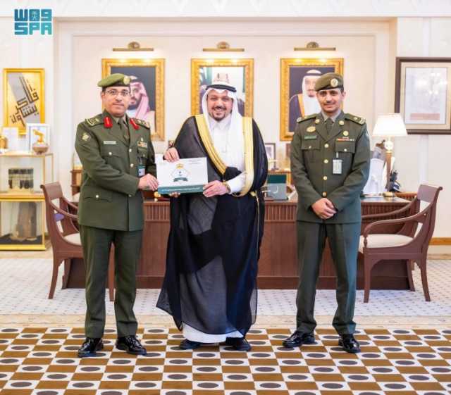 أمير منطقة القصيم يتسلّم التقرير السنوي لأعمال الجوازات لعام 1446هـ