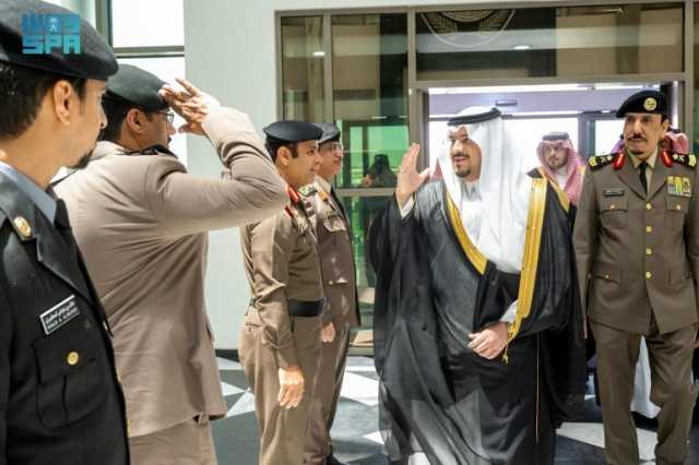 نائب أمير الرياض يزور مركز العمليات الأمنية الموحدة (911) بالمنطقة ويشيد بجهود رجال الأمن