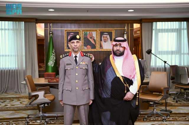 أمير جازان يُقلّد مدير مكافحة المخدرات بالمنطقة رتبته الجديدة