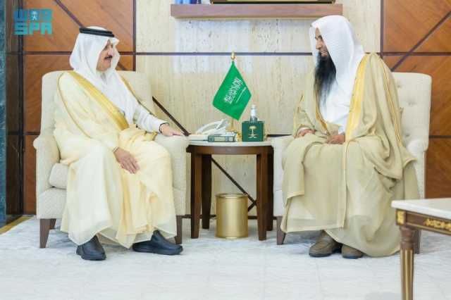 بمناسبة تكليفه.. أمير الشرقية ونائبه يستقبلان مدير “فرع الإفتاء” بالمنطقة