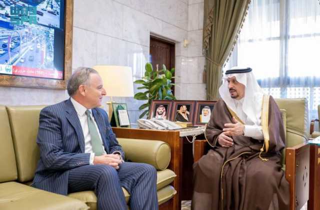 بمناسبة انتهاء فترة عمله.. أمير منطقة الرياض يستقبل سفير اليونان لدى المملكة