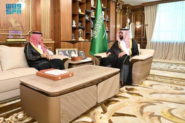تسلم تقريرًا عن تاريخها وأهدافها.. أمير جازان يستقبل أمين جائزة المنطقة للتفوق والإبداع