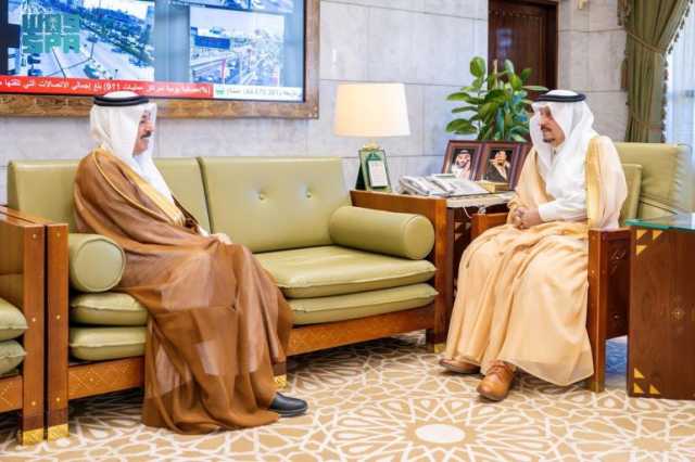 استمع إلى شرح عن جهودها في تطوير العمل الإعلامي.. أمير منطقة الرياض يستقبل مدير قناة الإخبارية