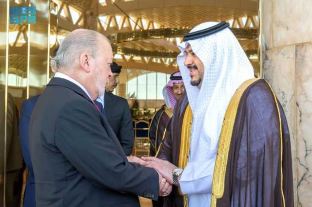 في مقدمة مستقبليه نائب أمير المنطقة.. ملك ماليزيا يصل إلى الرياض في زيارة رسمية للمملكة