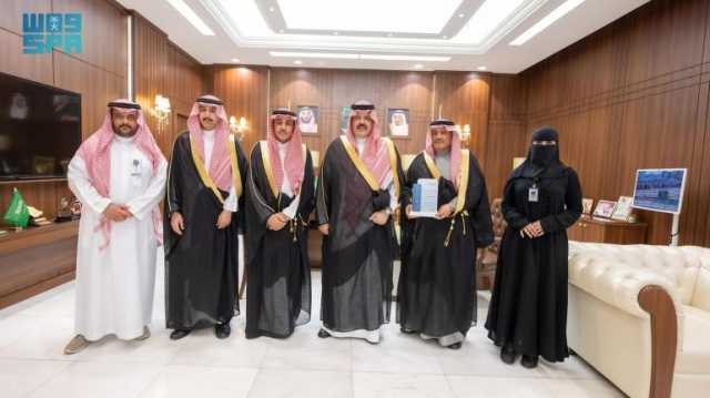 أمير حائل يستقبل مدير فرع وزارة الموارد البشرية والتنمية الاجتماعية بالمنطقة
