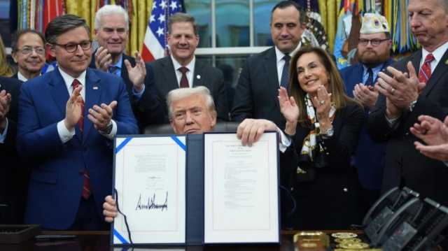 الرئيس الأمريكي يوقّع مشروع قانون تمويل الحكومة لإنهاء أطول إغلاق حكومي