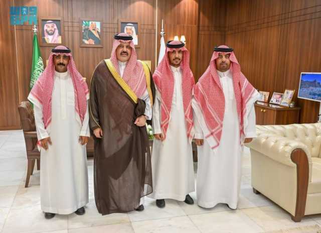 أمير حائل يستقبل عددًا من المواطنين لإنقاذهم حياة وافدين جراء السيول التي تعرضت لها المنطقة