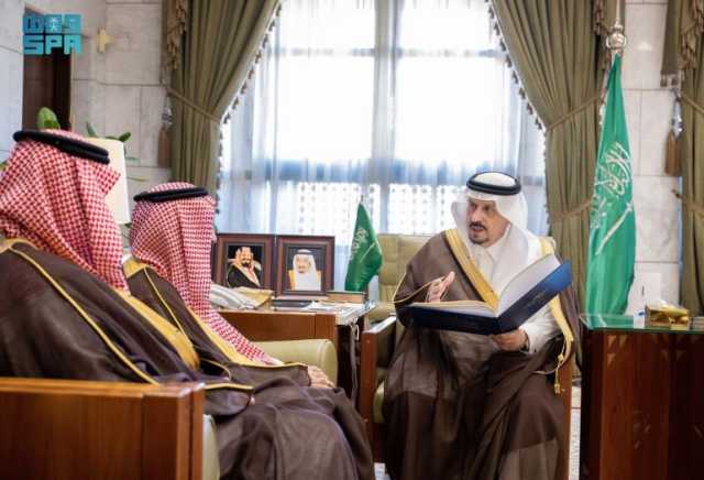 أمير الرياض يطَّلع على التقرير السنوي لأعمال الغرفة التجارية بالرياض