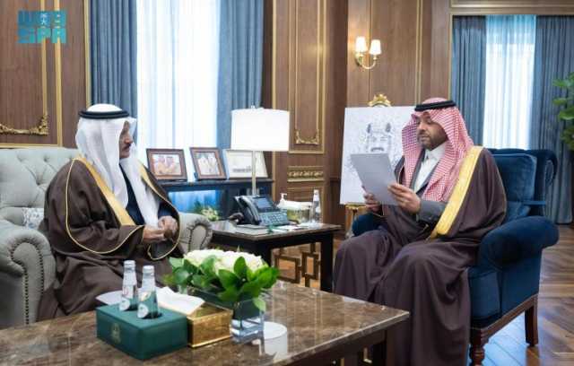 اطّلع على تقرير أعماله وبرامجه.. أمير الحدود الشمالية يستقبل رئيس النادي الأدبي بالمنطقة