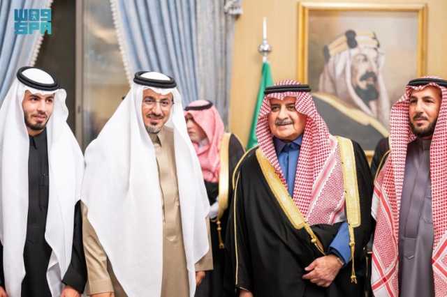 أمير منطقة تبوك يُكرِّم مواطنًا تقديرًا لموقفه الإنساني بتبرعه بكليته لابنة صديقه