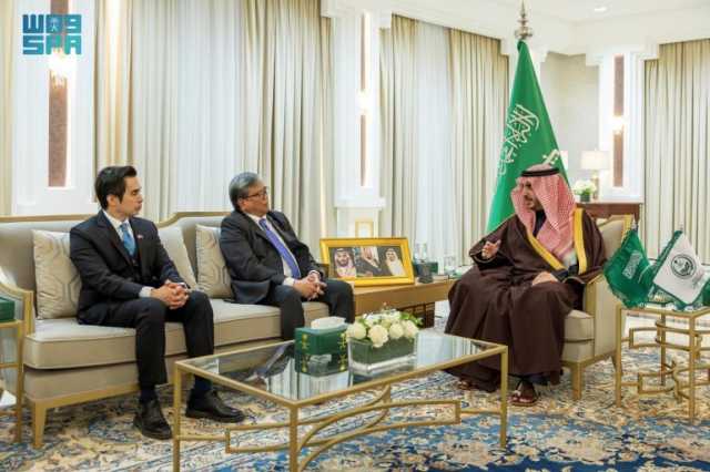 بحثا عددًا من المواضيع ذات الاهتمام المشترك.. أمير منطقة الجوف يستقبل سفير الفلبين لدى المملكة