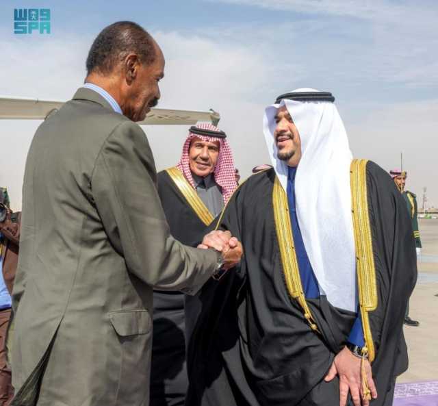 نائب أمير المنطقة في مقدمة مستقبليه.. رئيس إريتريا يصل إلى الرياض في زيارة رسمية
