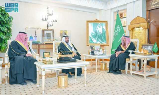 أشاد بالجهود المبذولة في مجال الإسكان التنموي.. أمير القصيم يستقبل محافظ عنيزة ورئيس جمعية البر بالمحافظة