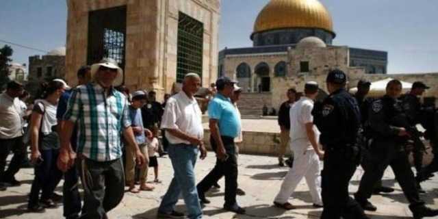 عشرات المستوطنين الصهاينة يقتحمون باحات المسجد الأقصى