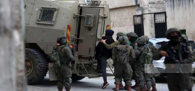 العدو الصهيوني يعتقل 25 فلسطينياً من الضفة الغربية المحتلة