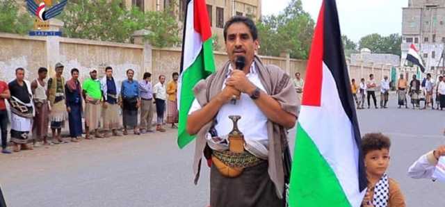 وقفة لموظفي مكاتب حكومية بالحديدة تنديدا بجرائم الاحتلال الإسرائيلي بقطاع غزة