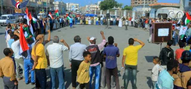 الحديدة: وقفة لموظفي المياه والتأمينات تضامنا مع فلسطين وتنديدا بالعدوان الأمريكي