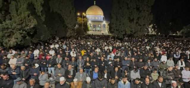 40 ألف فلسطيني يؤدون صلاتي العشاء والتراويح بالمسجد الأقصى