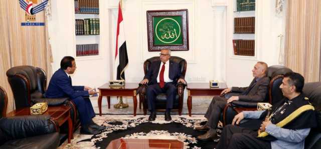 بن حبتور يؤكد التزام الحكومة بدعم وتشجيع المشاريع الاستثمارية